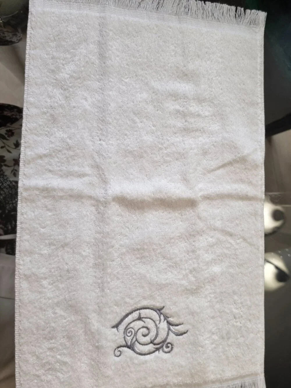 Avanti 100% cotton (4) white embroidered hand towels